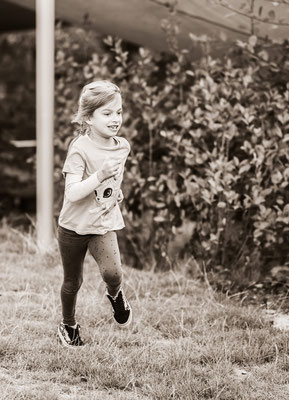 Natuerliche Kitafotos - Mädchen renn schwarz-weiß