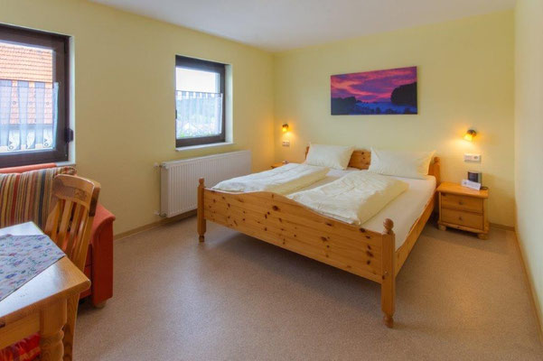 Gemütliches Berge-Doppelzimmer im Gasthof "Zum Hohen Lohr" in Battenhausen landschaftlich schön gelegen im Naturpark Kellerwald-Edersee in der nordhessischen Grimmheimat