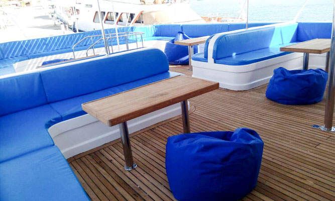 Bean Bags auf dem überschatteten Sonnendeck lagen zum relaxen ein