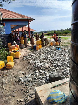 Die Dorfbevölkerung kommt mit ihren Kanistern um Süsswasser zu holen