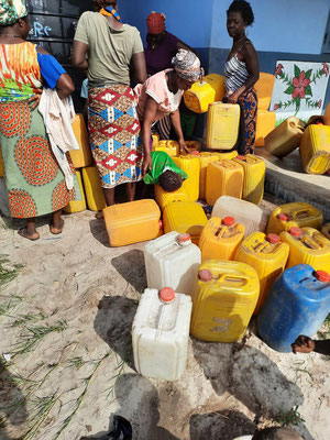 Dorfbewohner füllen ihre Wasserkanister