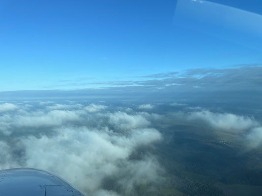 Über den Wolken von Zeven auf dem Weg nach Bremervörde zu einem Rundflug