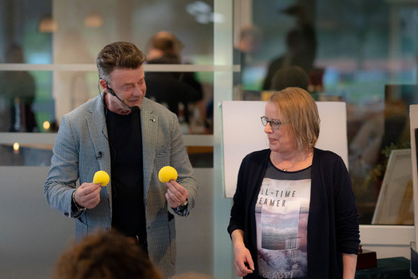 Neben meiner Rolle als Zauberer übernehme ich auf Wunsch auch die Rolle als Moderator. So bekommt Ihr Event einen roten Faden und charmante Unterhaltung.