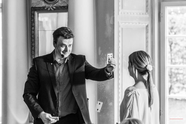 Machen Sie Ihre Hochzeit in Bayreuth unvergesslich mit einer professionellen Zaubershow 💍✨ – verblüffende Magie, die Ihre Gäste begeistert und für magische Momente sorgt!