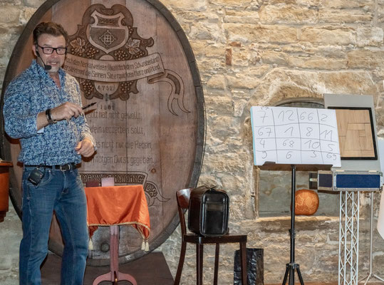 "Erleben Sie die Magie hautnah in Bad Soden am Taunus! Unser charismatischer Zauberer verzaubert Ihr Event und entführt Sie in eine Welt des Staunens und der Faszination."