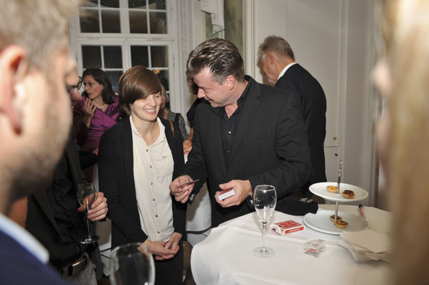 Wenn eine Münze direkt in deren Händen verschwindet, entsteht pure Magie. Diese Kunststücke eignen sich besonders für Tischzauberei bei Dinner-Events in Bielefeld, weil sie die Gäste zusammenbringt und das Eis sofort bricht.