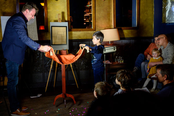 Der Zauberer aus der Stadt Bad Urach zeigt eine meisterhafte Bühnenshow! Er findet Geldscheine in Südfrüchten, fängt mit seinem natürlichen Charme und Humor den Enkel wie die Oma ein und verblüfft am Ende noch den letzten Skeptiker.