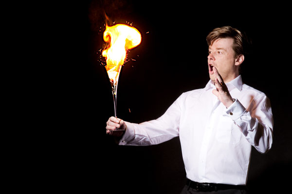 In Kooperation mit Artisten und Akrobaten biete ich spektakuläre Feuershows, Akrobatikacts und kreative Darbietungen. 🔥 Das macht jede Veranstaltung zu einem visuellen Erlebnis der Extraklasse.