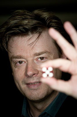 Zauberer in Weiterstadt ist eine auffällig coole Socke! Überzeugen Sie sich vom Sener-Approach! Professionelle Zauberkunst in Weiterstadt fördert die Interaktion mit Ihrem Publikum, sodass Ihre Gäste nicht nur dabei sind, sondern mitten drin.  