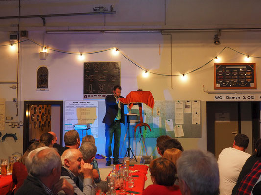 Verwandeln Sie Ihr Event in Ditzingen in eine zauberhafte Erlebniswelt! Ein Illusionskünstler verblüfft Ihre Gäste mit faszinierenden Tricks 🎩 und macht Ihre Hochzeit, Geburtstagsfeier oder Firmenfeier unvergesslich.