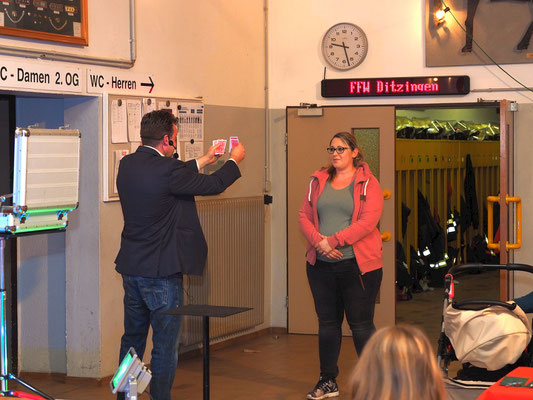 In den verwunschenen Straßen von Bielefeld erschuf der talentierte Zauberkünstler eine Atmosphäre voller Magie, die die Menschen in Staunen versetzte, während er seine unglaublichen Tricks vollführte.