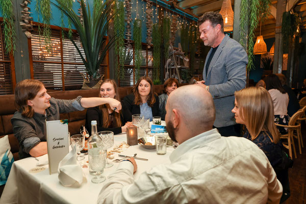 Gemeinsam finden wir einen Termin, der in Ihr Programm passt – egal, ob Winter-Gala, Frühlings-Hochzeit, Weihnachts-Feier oder Sommer-Party. Weitere Angebote wie Workshops oder Messe-Acts ergänzen mein Portfolio.