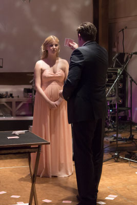 Punktuell setze ich Effekte aus dem Mentalmagier-Repertoire ein. Diese Art von Zauberkunst schafft intensive Momente und erhöht die Spannung. Ihr Publikum erlebt respektvolle Vorhersagen und verblüffende Treffer.