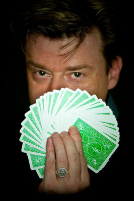 Verwandeln Sie Ihre Veranstaltung in Kehl mit der Kunst der Magie! 🎩🔮 Professioneller Zauberer für einzigartige Close-Up-Momente.