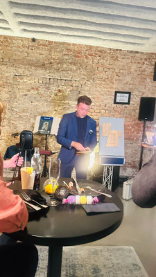 Ich, Sebastian Sener, biete zauberer, show, informationen und party für Ihr Firmenpublikum an. 