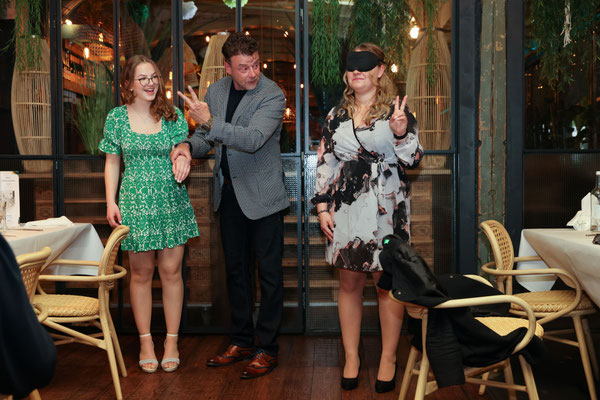 Das Publikum ist bei mir nicht nur Zuschauer, sondern aktiver Teil der Show. Die Gäste greifen selbst ins Geschehen ein, erleben Magic hautnah und genießen Unterhaltung, die in Erinnerungen bleibt.