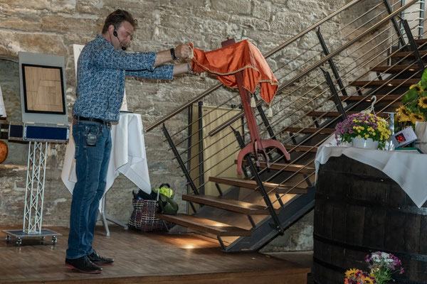 "Erleben Sie magische Momente in Nürtingen! Unser talentierter Zauberer entführt Sie in eine Welt voller verblüffender Illusionen und faszinierender Zauberkunst. Buchen Sie jetzt Ihre magische Unterhaltung für unvergessliche Veranstaltungen!"