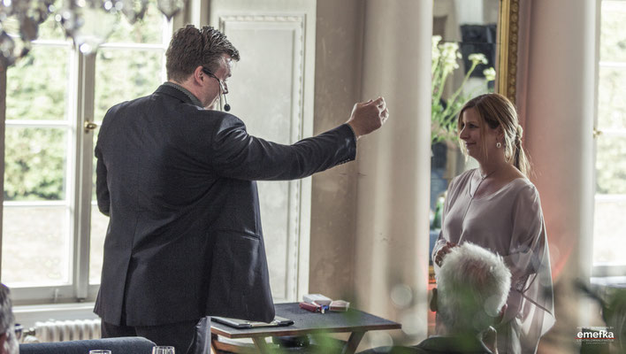 Zauberer aus Leimen - Magie übt Faszination aus. Und das verbindet Ihre Gäste. Auch Stand-Up-Magie lockert Ihre Hochzeit in Leimen auf, sodass Ihre Gäste bestens unterhalten werden. 