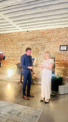 Wenn Freunde lachen und Familienmitglieder staunen, entsteht ein Band der Freude. Genau diese Momente treiben mich als Künstler an.