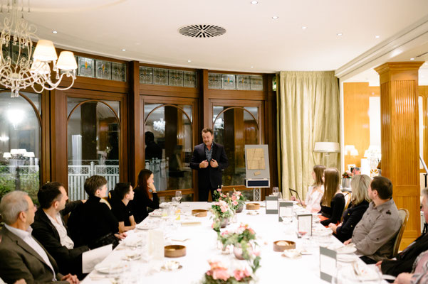 "Zauberei in Konstanz - Unser talentierter Magier verzaubert Ihr Event mit atemberaubenden Vorführungen und sorgt für unvergessliche Momente voller Staunen und Freude."