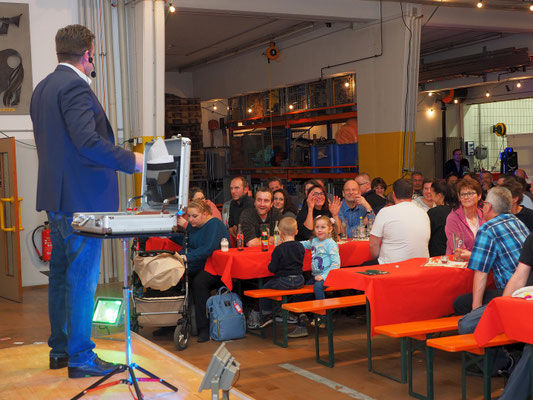 Meine Kunden geben regelmäßig begeistertes Feedback. Bewertungen loben die unterhaltsame Moderation, die Vielfalt der Zaubershows und die persönliche Nähe zu Publikum und Gäste.