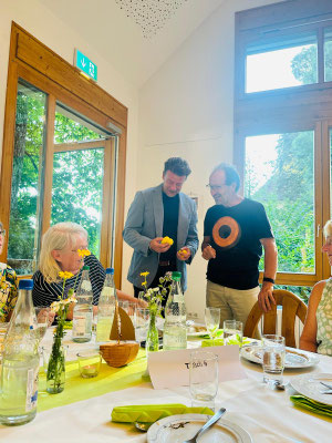 Perfekt für Dinner, Lounge oder Business-Empfang – ganz ohne Klamauk, dafür mit nachhaltiger Erinnerung.