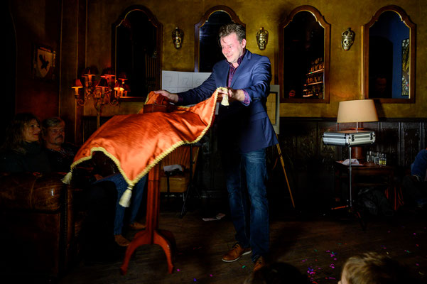 Sie wünschen eine Bühnenshow – oder eine Show auf großer Bühne? Auch das setze ich als Zauberer um – mit klarer Moderation, präziser Technik und einem Ablauf, der auf Ihren Anlass zugeschnitten ist.