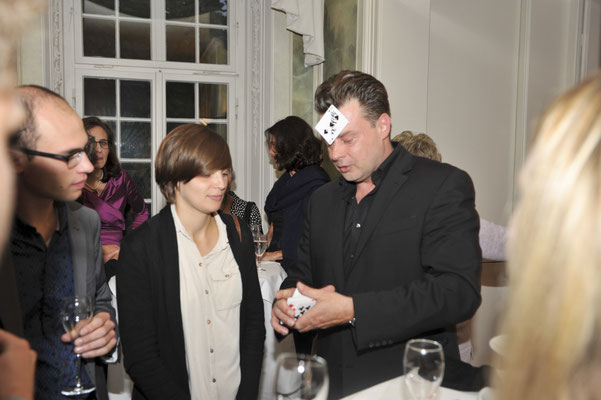 Der Zauberer aus Albstadt ist fullminant und brillant! Der Zauberer aus Albstadt ist einzigartig, wunderlich, erstaunlich und sehr wirklich sehr seltsam.