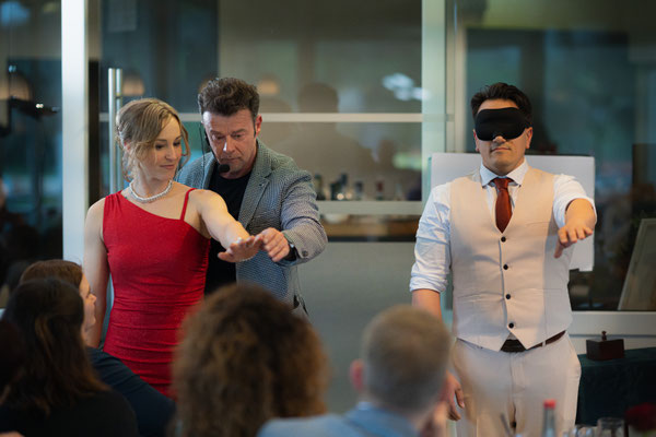 Erwachsene lieben die elegante Zauberei, Kinderzauberei gewinnt Zuschauer im Sturm – stets respektvoll und mit Vertrauen. Diese Magie passt sich Tempo und Menge Ihrer Feier an.