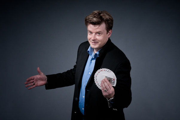 Zauberer in Sylt - Sebastian Sener -  Der Tischzauberer in Sylt verblüfft auf eine angenehme und charmante Art und macht so sein Publikum zu den „Stars des Abends“ und lässt Sie Dinge erleben, die Sie nicht für möglich gehalten hätten.