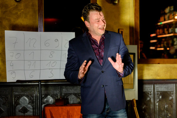 Zauberer in Neu-Isenburg! Der Tischzauberer aus Neu-Isenburg fasziniert alle! Der Zauberer Sebastian Sener – Erfrischend anders. Erfrischend begeistert. Erfrischend erstaunlich. Erfrischend verblüffend. Erfrischend nahbar. Erstaunlich unfassbar. 