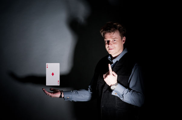 Suchen Sie nach einem besonderen Unterhaltungsprogramm für Ihr Event in Magdeburg? Ein Magiekünstler verblüfft Ihre Gäste mit interaktiven Tricks 🪄 und sorgt für Staunen und Gesprächsstoff.