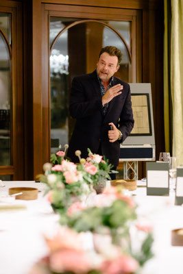 🪄 Professioneller Zauberer in Ludwigsburg – Lass Dich und Deine Gäste von atemberaubender Magie direkt am Tisch begeistern. Perfekt für private und geschäftliche Events! 🎉