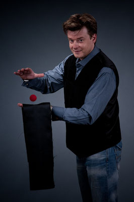 Ob elegante Zaubershow oder internationale Magic Show: Ich, Sebastian Sener, verbinde Illusion und Finesse zu einer klar strukturierten Show, die Ihre Gäste staunen lässt.