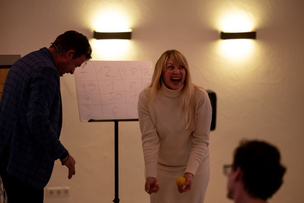 Durch Workshops vermittle ich unternehmen die psychologischen Prinzipien der zauberkunst, damit sie ihre kunden besser verstehen. Ein besonderer zauber entsteht, wenn ich Familiengeschichten in meine tricks einbaue.
