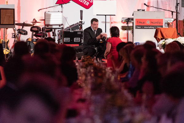 Ob bei einer Familienfeier, einer Hochzeit-Trauung in der Kirche oder einer eleganten Ballnacht – meine Zauberkunst verwandelt jede Feier in ein magisches Event!
