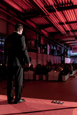 Planen Sie eine Feier in Magdeburg und suchen nach einem besonderen Highlight? Ein Illusionskünstler bietet eine mitreißende Zaubershow, die Ihre Gäste verzaubert und das Event unvergesslich macht 🎩.