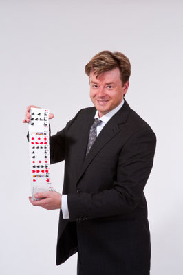 Sichern Sie sich Ihr Programm und genießen Sie preisgekrönte Magie von einem erfahrenen Magier, Showkünstler und Künstler – live, nah und voller Überraschungen.