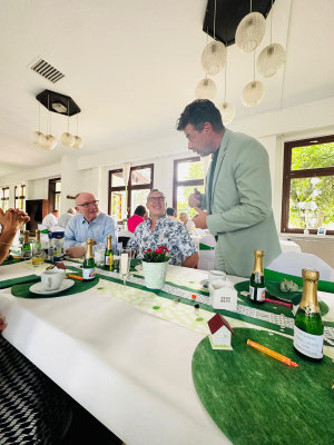 Ob Hochzeit, Geburtstag oder Event – meine Zauberkunst verbindet Unterhaltung, Wunder und feines Entertainment. Als Zauberer in Erfurt sorge ich für Staunen, Lachen und Erlebnisse, die lange als schöne Erinnerungen wirken.