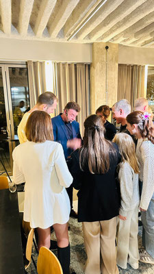 Als Zauberer für Firmenevents biete ich Tischzauberei und magische Effekte direkt am Messestand. So bleiben Sie bei Ihren Messebesuchern im Gedächtnis.