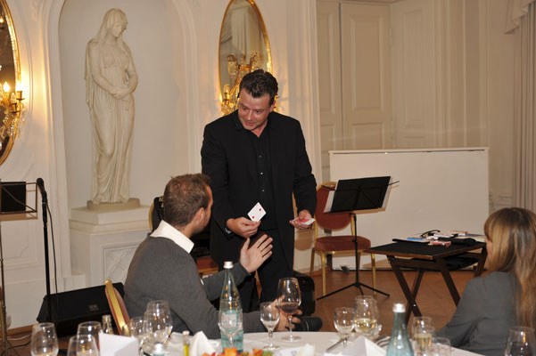 Zauberer in Albstadt - Sebastian Sener - Moderator! Es gibt viele Künstler wie David Copperfield, Siegfried und Roy, Hans Klock uvm. ! Sebastians Kunststücke liefern den perfekten Gesprächsstoff und schaffen Kontakt und Kommunikation. 