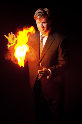 Zauberer / Magier in Friedrichshafen! Er hat Fingerfertigkeit, ist schlagfertig, zeigt Entertainment und Originalität. Ob privater Anlass oder im Business, Sebastian bietet eine unverwechselbare Show.