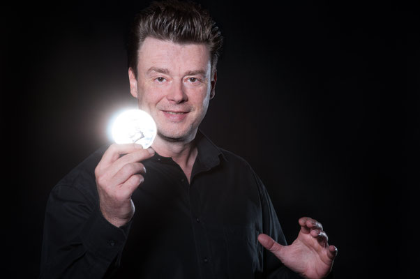 Meine stand up show liefert Tempo, Interaktion und präzises Entertainment für Erwachsene und Familien. Sie entscheiden die Länge. Das Ergebnis: spürbare Atmosphäre, viel Staunen und ein aktives Publikum.