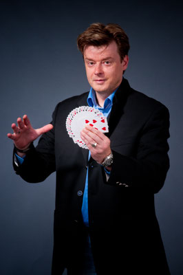 Meine Stand-up-Show passt in nahezu jeden Raum. Als Illusionist liefere ich pointierte Momente, die Tempo, Timing und Unterhaltung verbinden. Wo es sinnvoll ist, ergänze ich Close-up-Elemente – damit alle Gäste Magie hautnah erleben.