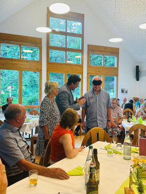 Einzigartige Magie bei jeder Art von Feier  Ich trete direkt unter den Menschen auf und begeistere durch magische Momente, die sich direkt vor den Augen der Zuschauer abspielen.