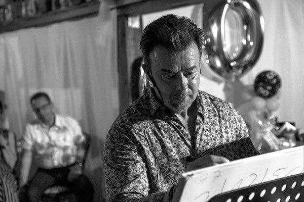 Überraschen Sie ihre Gäste mit Zauberei der neuen Art: Close Up Magic Comedy und versetzen Sie einen nach dem anderen ins Dauer-Staunen! Wer zweimal denselben Zauberer sucht, hat ihn noch nicht gebucht!