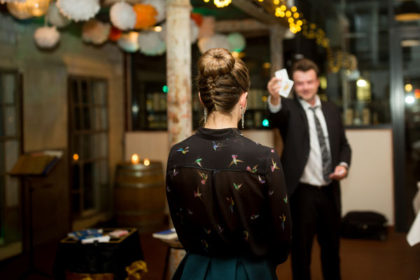 Ich bin als Zauberer in Karlsruhe und der gesamten Region unterwegs. Mein Auftritt passt perfekt zu Geburtstagen, Hochzeiten, Firmenevents oder besonderen Feiern.