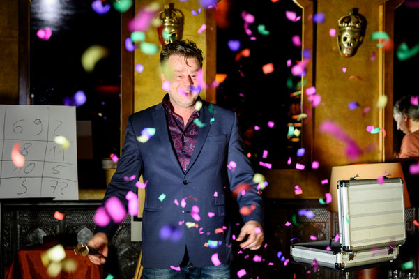 Sebastians Zauberkunst bringt das Geschehen direkt vor Ihre Augen, all Ihre Sinne und die Ihrer Gäste. Sebastian bringt Sie zum Staunen, Schmunzeln, Wundern (manchmal auch erröten) und Lachen.