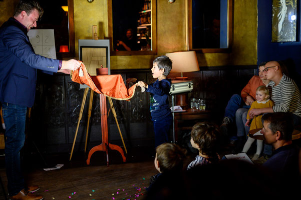 Meine Firmen-Shows sind als Bann konzipiert: Sobald der Auftritt beginnt, richtet sich jedes Auge auf den Zauberer. Gäste in Crailsheim spüren die aufsteigende Spannung, wenn scheinbar unmögliche Illusionen wahr werden. 