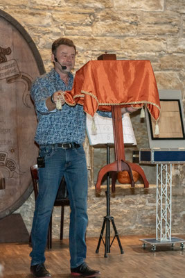 Zauberkünstler / Mentalist in Michelstadt!! Sebastian bringt Sie zum staunen, schmunzeln, wundern (manchmal auch erröten) und lachen. Dabei gibt es keine Grenzen. 